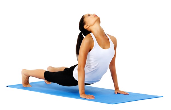 joga pies z głową w górę</p>

<h4>Pies z Głową w Górę krok po kroku</h4>

1. <strong>Trzymując dłonie na podłodze</strong>, zrób krok w tył. Na wydechu podwiń palce u stóp. Podnieś biodra do góry i do tyłu.

2. <strong>Rozprostuj nogi do tyłu</strong>- wierzchołki stóp oparte na podłodze. Stopy na szerokości bioder, palce obciągnięte.

3. <strong>Zegnij łokcie i rozłóż dłonie na podłodze obok pasa</strong>, tak aby przedramiona ułożone były prostopadle do podłogi. Dłonie na linii pasa.
4. Wyprostuj ręce i jednocześnie unieś tułów. Nogi kilka centymetrów nad podłogą.

5. <strong>Nogi muszą być wyprostowane i napięte w kolanach</strong>, a ramiona ściągnięte. Cały ciężar ciała powinien spoczywać na dłoniach i palcach stóp.

<strong>Korzyści:</strong>

<ul>

<li>wzmacnia kręgosłup, ramiona, nadgarstki i pośladki</li>
<li>poprawia postawę</li>
<li>rozciąga klatkę piersiową i płuca oraz ramiona i brzuch - pobudza do działania narządy jamy brzusznej</li>
<li>łagodzi objawy depresji, zmęczenia i rwy kulszowej</li>

</ul>

<strong>Wskazówki dla początkujących:</strong>

Jeśli trudno jest Ci utrzymać nogi mocno zawieszone nad podłogą umieścić grubą rolkę lub zwinięty koc poniżej górnych ud. Kiedy jesteś w pozie możesz lekko oprzeć uda na tej rolce, dociskając jednocześnie kość ogonową w jej kierunku. Możesz również oprzeć się piszczelami o podłogę.]]></content:encoded>
		<excerpt:encoded><![CDATA[]]></excerpt:encoded>
		<wp:post_id>589</wp:post_id>
		<wp:post_date><![CDATA[2013-08-03 03:21:33]]></wp:post_date>
		<wp:post_date_gmt><![CDATA[2013-08-03 03:21:33]]></wp:post_date_gmt>
		<wp:comment_status><![CDATA[open]]></wp:comment_status>
		<wp:ping_status><![CDATA[open]]></wp:ping_status>
		<wp:post_name><![CDATA[joga-joga]]></wp:post_name>
		<wp:status><![CDATA[publish]]></wp:status>
		<wp:post_parent>0</wp:post_parent>
		<wp:menu_order>0</wp:menu_order>
		<wp:post_type><![CDATA[post]]></wp:post_type>
		<wp:post_password><![CDATA[]]></wp:post_password>
		<wp:is_sticky>0</wp:is_sticky>
		<category domain=